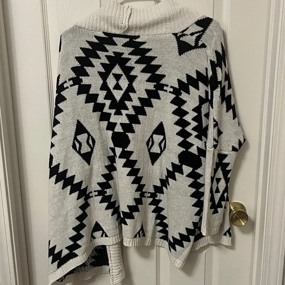 Newsosoo Women's Black and Gray Aztec Patterned Sweater OSFM - Picture 2 of 2